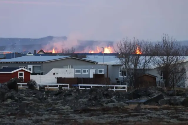 Grindavik con lava detrás