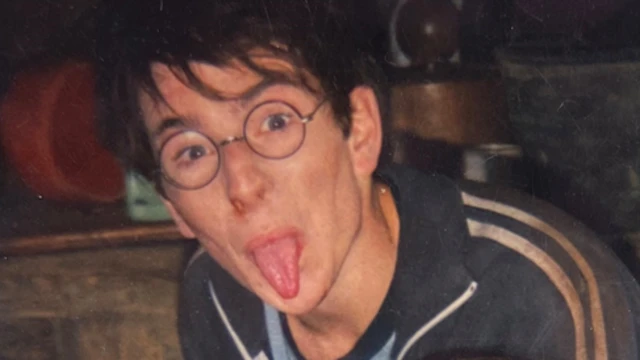 David przebrany za Harry'ego Pottera, w okularach i peruce. Ma na sobie okulary i wystawia język.