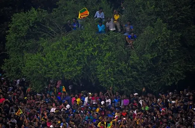 දඹුල්ල ජාත්යන්තර ක්රිකට් ක්රීඩාංගණයේ පැවති පළමු ජාත්යන්තර 20/ 20 ක්රිකට් තරගය නැරඹීමට ප්රේක්ෂකයෝ විශාල පිරිසක් එක්ව සිටියහ.