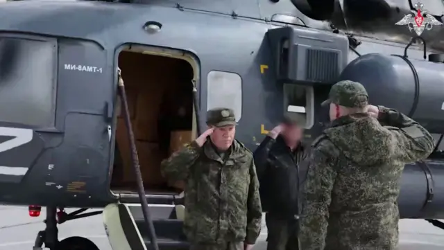 Генерал Валерій Герасимов віддає честь російському військовому біля вертольота