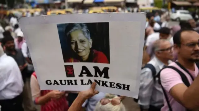 गौरी लंकेश की हत्या के अभियुक्तों को जमानत मिलने पर किया गया सम्मानित 