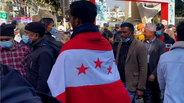 क‍ांग्रेसको झन्डा सहित एक युवा