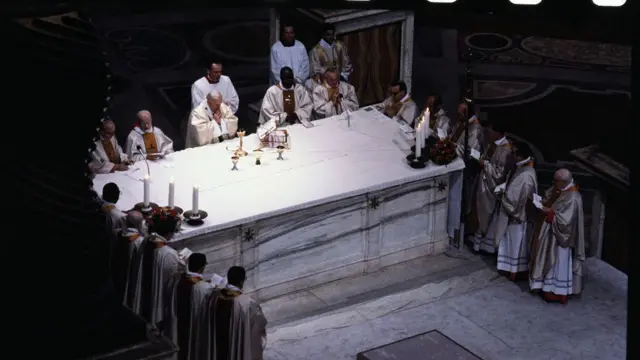 በርካታ ካርዲናሎች ከቀድሞው ሊቀ ጳጳስ ዳግማዊ ጆን ፖል ጋር ጸሎት ሲያደርጉ