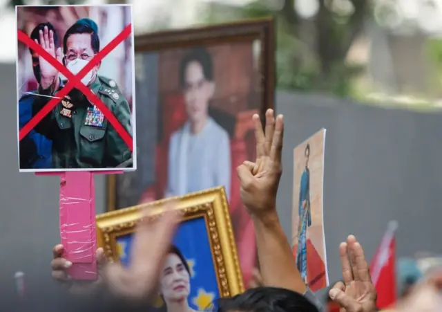बैंकाक में म्यांमार की सैन्य सरकार के खिलाफ प्रदर्शन करते लोग