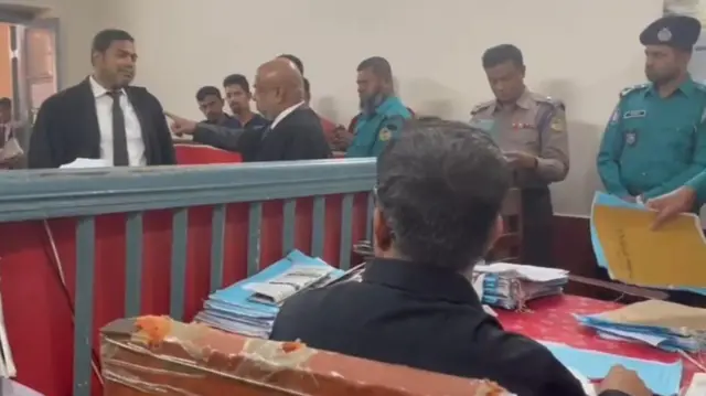 আদালতে উপস্থিত আইনজীবীকেও হুমকি দিতে দেখা যায় 