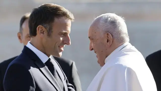 ፕረዚደንት ማክሮንን ጳጳስ ፍራንሲስን ኣብ 2023 ኣብ ዝተራኸቡሉ