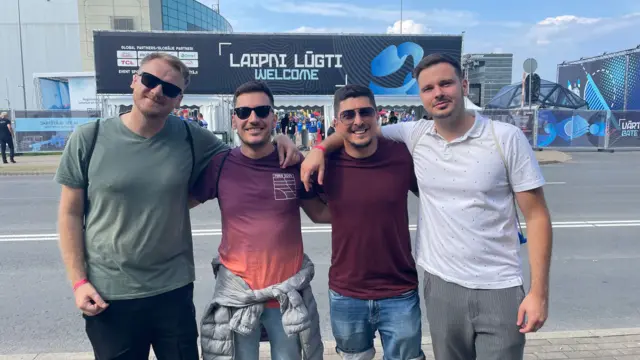 Đorđe (drugi sleva) i Miloš (drugi zdesna) ispred Šaomi arene sa drugovima