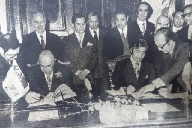 موسی شفیق و هویدا در حال امضای معاهده آب در کابل