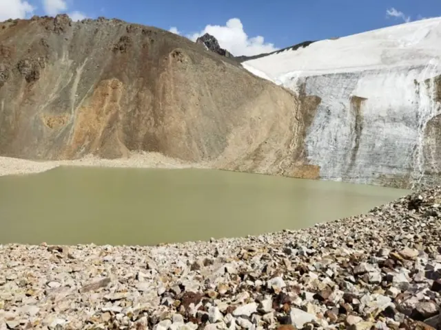 Бийик тоо арасындагы Акпай көлү жылда эле жырыла турган болуп, кооптуу абал жаратат