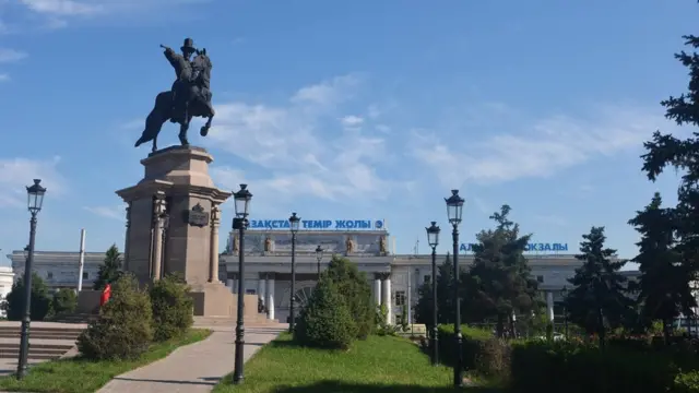 Алмати темир йўл вокзали ва Абилайхон ҳайкали