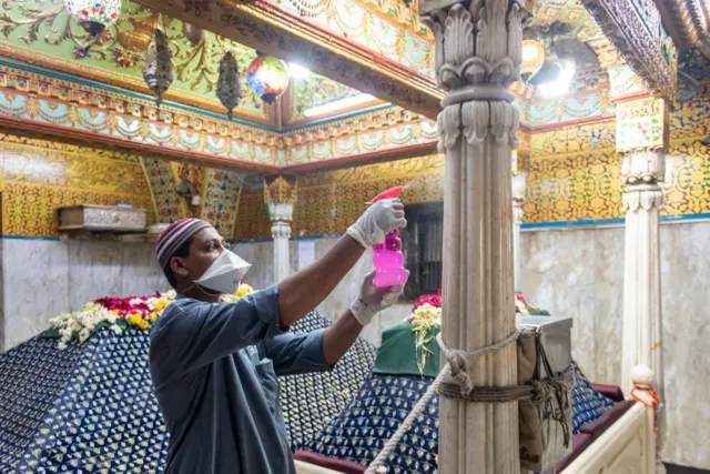 மும்பை மாஹிம் தர்காவில் நடக்கும் கொரோனா சுகாதாரப் பணி.