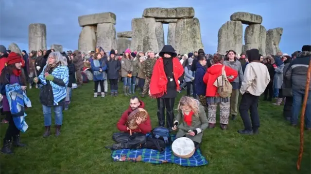 люди у Стоунхенджа