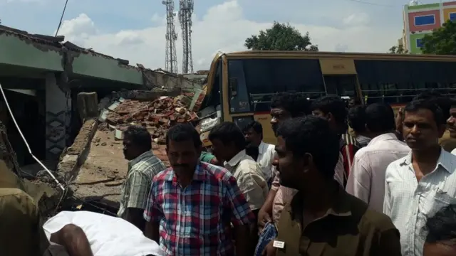 கோவை: பேருந்து நிலைய மேற்கூரை சரிந்து ஆறு பேர் பலி