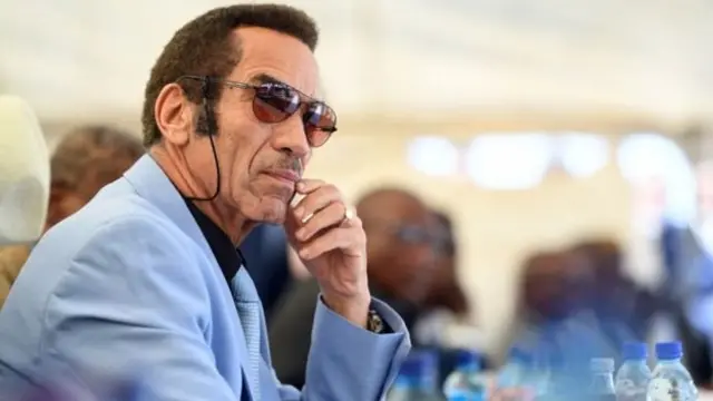 அதிபர் இசிசி ``அதிகாரத்தின் மீது பைத்தியமாக இருக்கிறார்'' என்று இயன் காமா ஒரு முறை பிபிசியிடம் கூறியுள்ளார்.