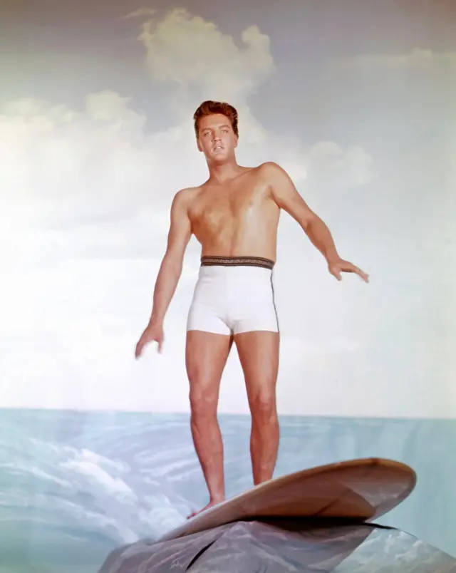 промо фото для фильма : Элвис на серфинге