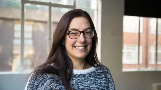 дівчина, яка втратила зір через лінзи