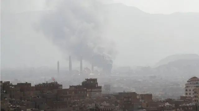 سحب الدخان فوق صنعاء جراء اشتباكات بين قوات صالح والحوثيين