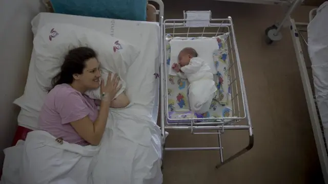 Mujer junto a su bebé.