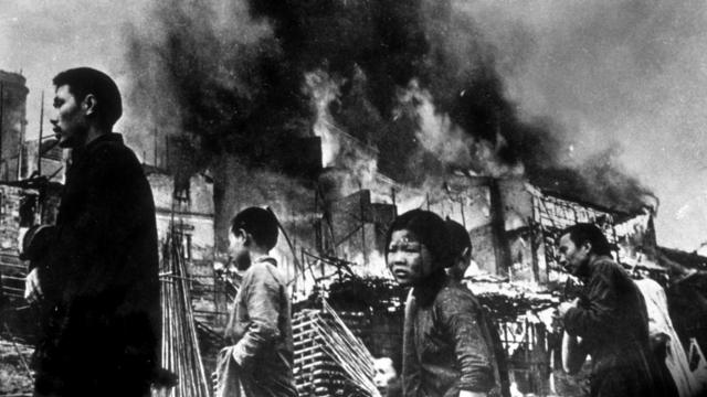 图为1937年元旦被日军轰炸后的重庆街头难民