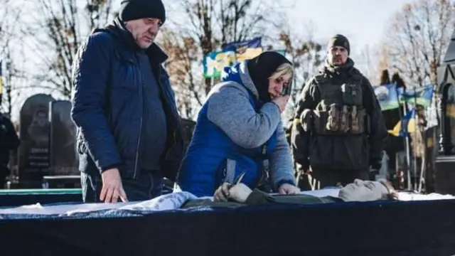 Ukrainian soldier as dem dey bury am