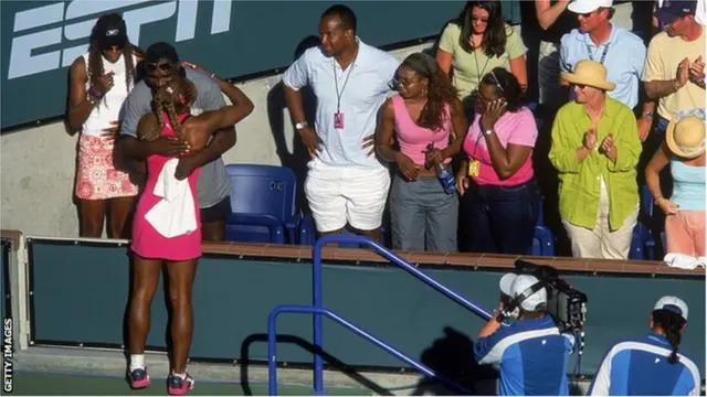 Serena Williams embrasse son père, Richard, à Indian Wells.