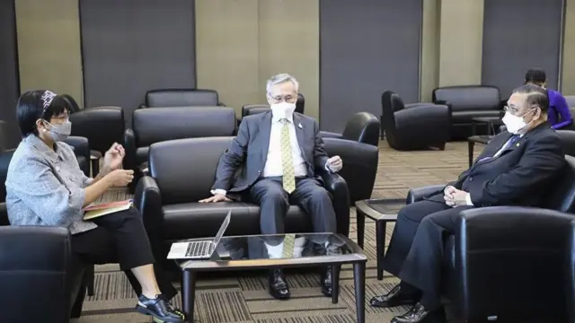 Retno Marsudi (kiri) berbicara kepada Menlu Myanmar tunjukan militer Wunna Maung Lwin (kanan) dan Menlu Thailand Don Pramudwinai (tengah) dalam pertemuan di Bangkok, Thailand, 24 Februari 2021.