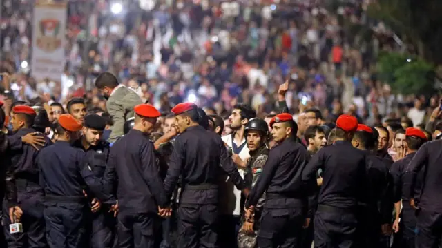 پلیس با ایجاد موانع فیزیکی و شلیک گاز اشک‌آور مانع حرکت معترضان به سوی ساختمان هیات دولت کردند