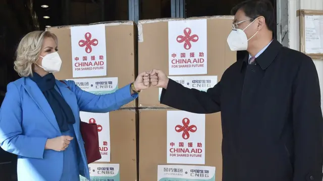 黑山衛生部長博約維奇（左）和中國駐黑山大使劉晉出席在黑山波德戈裏察舉行的中國疫苗交接儀式（新華社圖片3/3/2021）