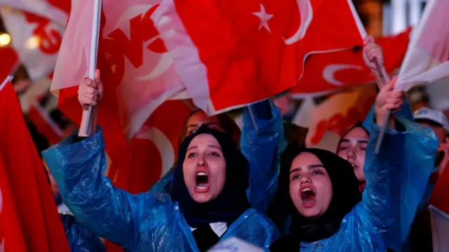 AKP'nin Ankara'daki Genel Merkezi önünde de büyük coşku vardı