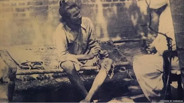 ਸਾਲ 1927 ਵਿੱਚ ਪਹਿਲੀ ਵਾਰੀ ਗਿਰਫ਼ਤਾਰੀ ਦੇ ਬਾਅਦ ਜੇਲ੍ਹ ਵਿੱਚ ਖਿੱਚੀਆਂ ਗਈ ਭਗਤ ਸਿੰਘ ਦੀ ਤਸਵੀਰ