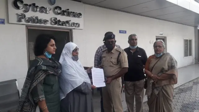 పోలీసులకు ఫిర్యాదు చేస్తున్న ఖలీదా పర్వీన్