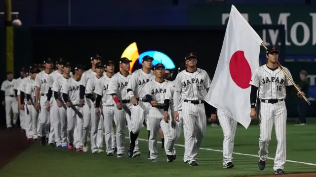 WBCの日本代表チームの入場で国旗を手に先頭を歩いた大谷選手