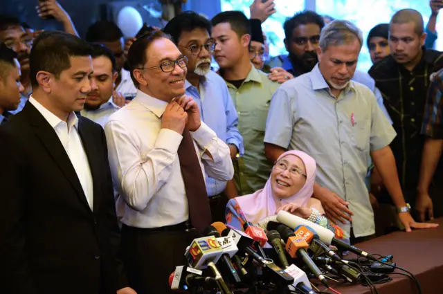 นายอันวาร์ อิบราฮิม ถอดเน็คไท