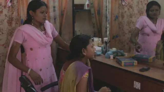 મહિલા પાર્લરની તસવીર