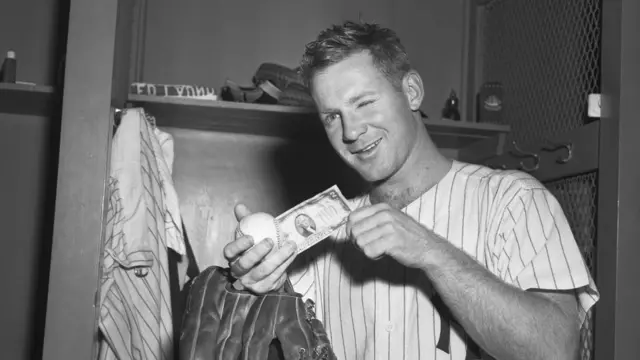 Whitey Ford con billete de dos dólares.
