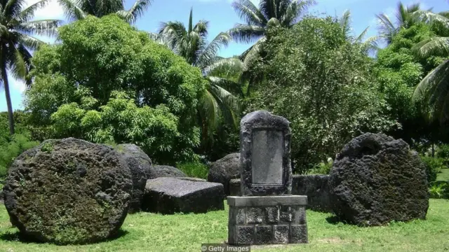 મારિયાના, ગુઆમ દ્વીપ પર વિશાળકાય માનવીનાં કંકાલ મળ્યાં હતાં