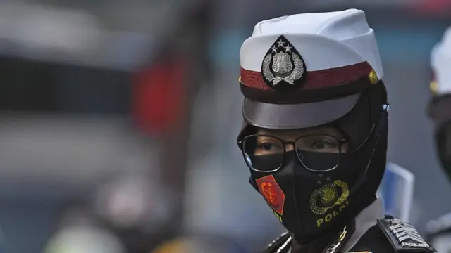 polwan, kacamata, masker