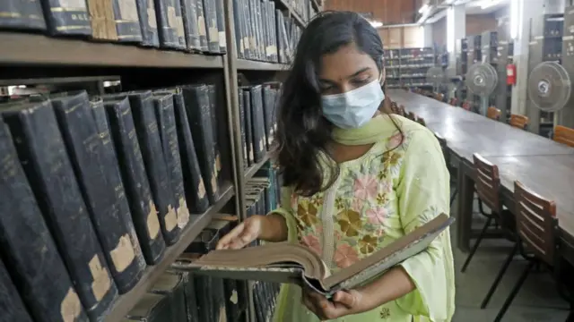 ঢাকা বিশ্ববিদ্যালয়ের গ্রন্থাগারে পাঠরত এক ছাত্রী।