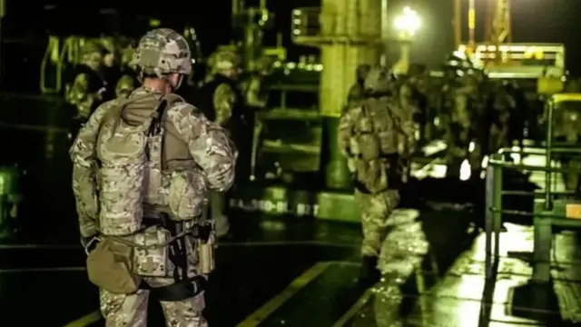 ইরানি ট্যাংকারের ভেতরে ব্রিটিশ সৈন্যরা।