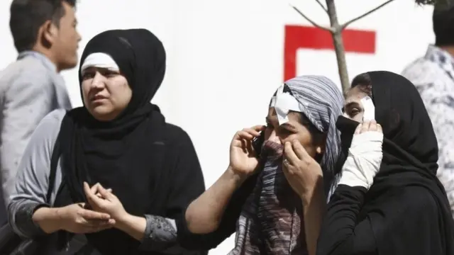 Imiryango yaje mu kibanza ivyo bisasu vyaturikiyemwo kwirabira ingene vyifashe