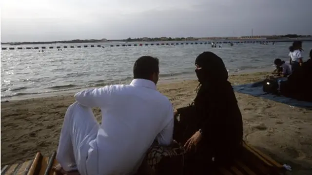 బీచ్ ఒడ్డున సౌదీ జంట