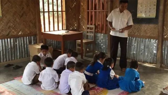 রাঙামাটির একটি প্রাথমিক বিদ্যালয়ে পড়াচ্ছেন শিক্ষক