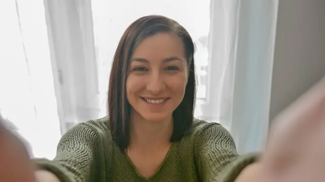 Mujer joven tomándose un selfi.