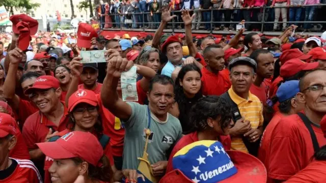 People take part in a rally in support of the economic measures taken by Venezuelan President Nicolas Maduro, in Caracas on August 21, 2018.