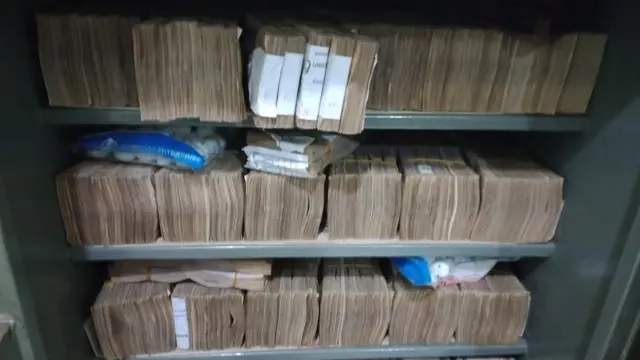 সিন্দুকের ভল্টে টাকা