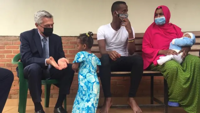 Grandi aganira n'impunzi yavuye Somalia (umugabo n'umugore n'abana babiri) bamaze kubona ibyangombwa byo kujya muri Canada