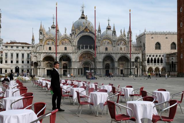 意大利威尼斯的圣马可广场上的餐馆侍应