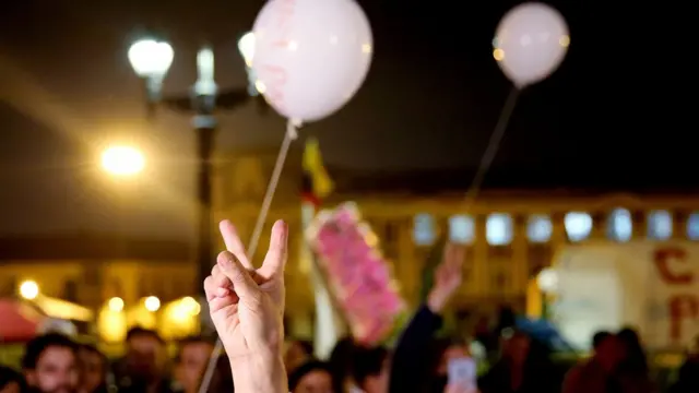 Gente festejando por la paz en Colombia.