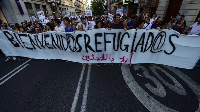 Una pancarta de "Bienvenidos Refugiados" en una manifestación.