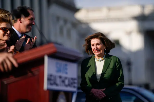 Ветеран американской политики Нэнси Пелоси улыбается на ступеньках Капитолия